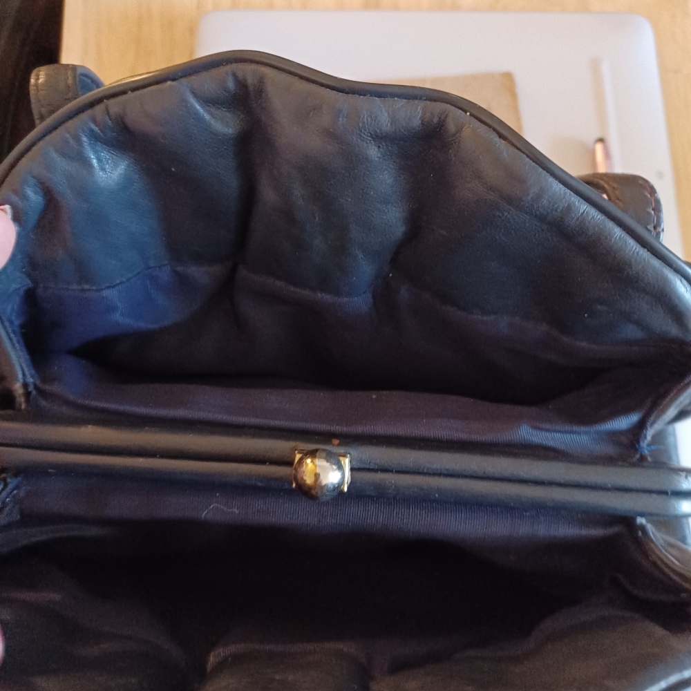 Vintage Elegant Black Leather Handbag - Picture 2 of 3